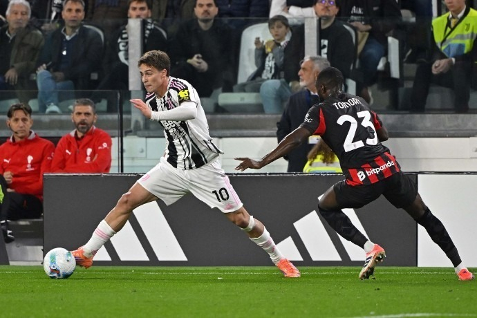 回应主场球迷嘘声，维尼修斯离场时称“他们是花钱来看我的”（面对主场嘘声，维尼修斯退场时回击：他们花钱来看的就是我）