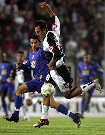 一场0-0 让邵佳一喜上眉梢 找到国足新门 颜骏凌王大雷可彻底让位了（0-0闷平令邵佳一展颜：国足新门神浮现，颜骏凌王大雷或将让位）