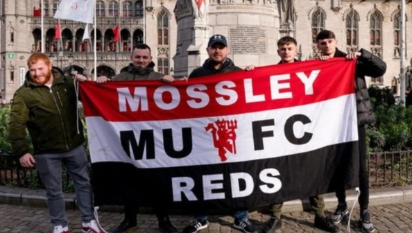 气得双手握拳！（怒得握紧拳头！）