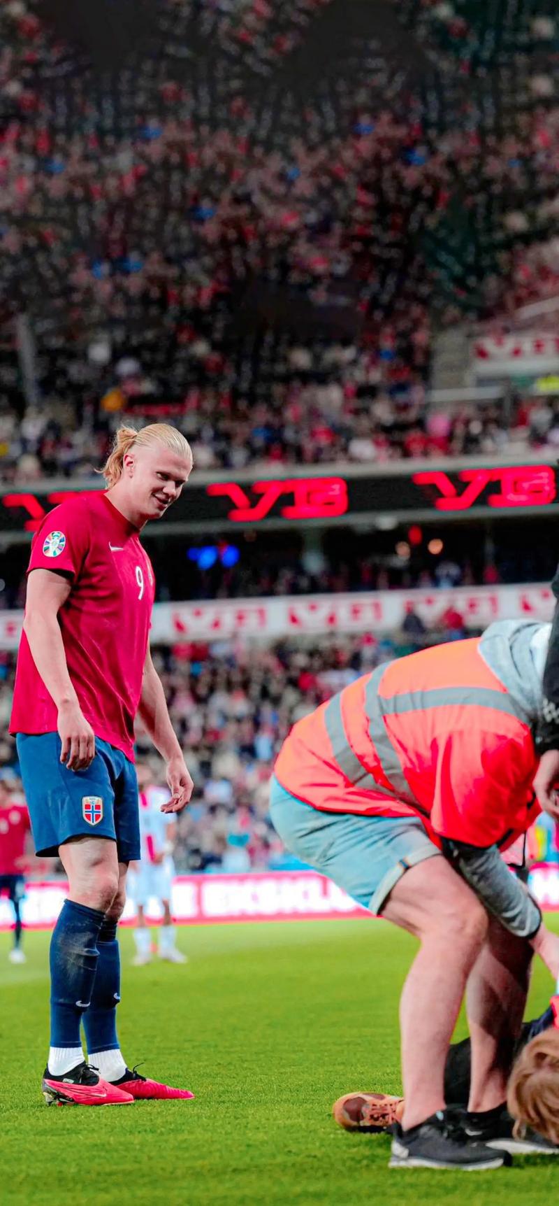 记者：佛罗伦萨球员不满基恩500万高薪，后者态度也存在问题（记者称佛罗伦萨队内对基恩500万年薪不满，其态度亦遭质疑）