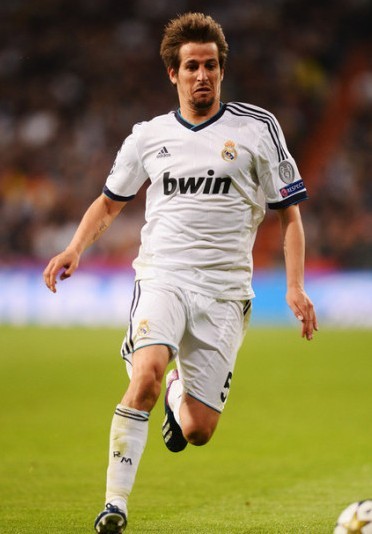 湖人球员通道签名小孩实为工作人员安排（湖人通道签名风波：所谓小球迷实为工作人员安排）