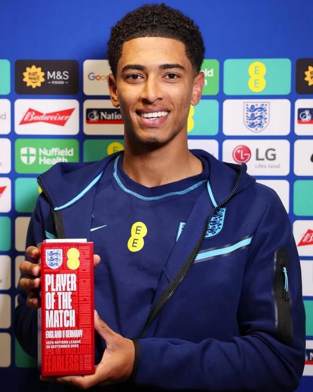 大罗与阿尔卡拉斯切磋网球，还赠送其签名巴西球衣（大罗与阿尔卡拉斯网球过招，亲赠签名巴西队球衣）